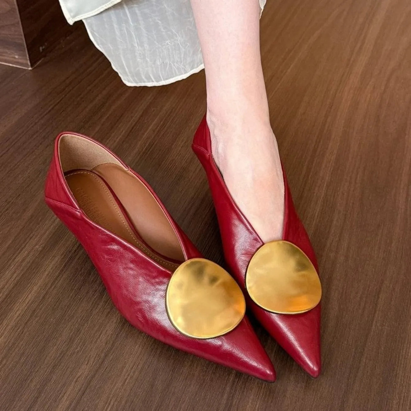 Women's New Low-cut Shoes Spring and Autumn Fashion Metal Decorative Comfortable Lightweight Wear-resistant Casual Shoes.