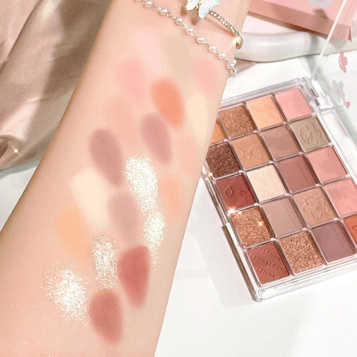 LYNHURD! 20-color eyeshadow palette featuring glitter, shimmer, and matte finishes in a vibrant selection.