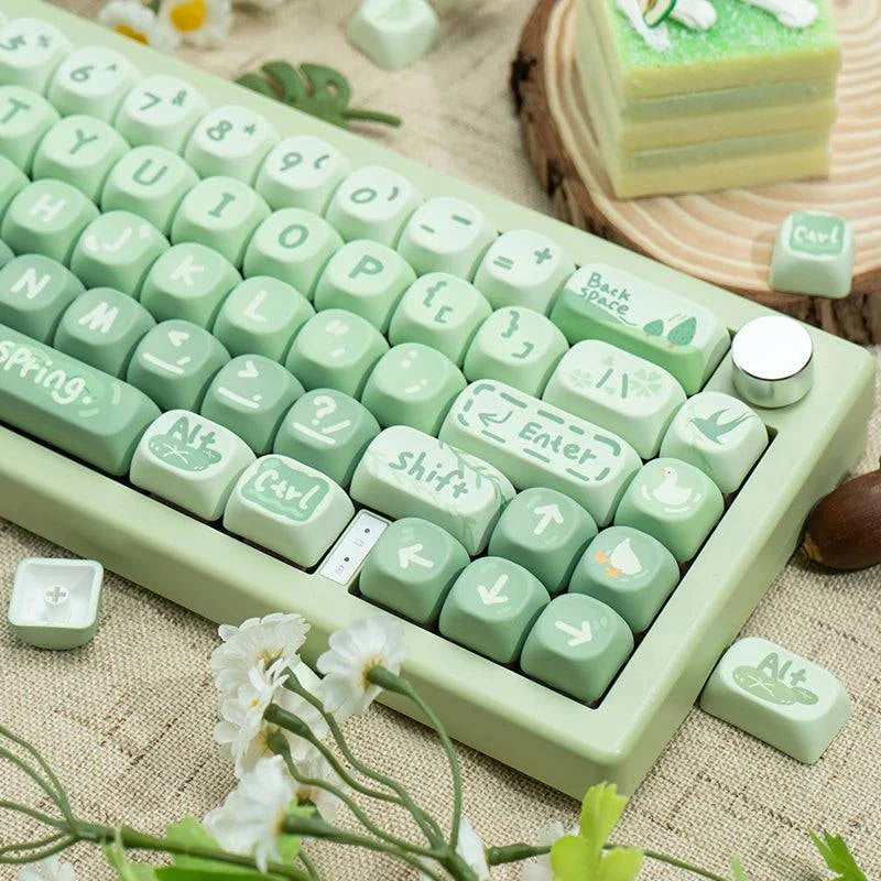 LYNHURD! 132 Keys mechanical keyboard with MOA profile, PBT material, and thermal sublimation design in a compact layout.
