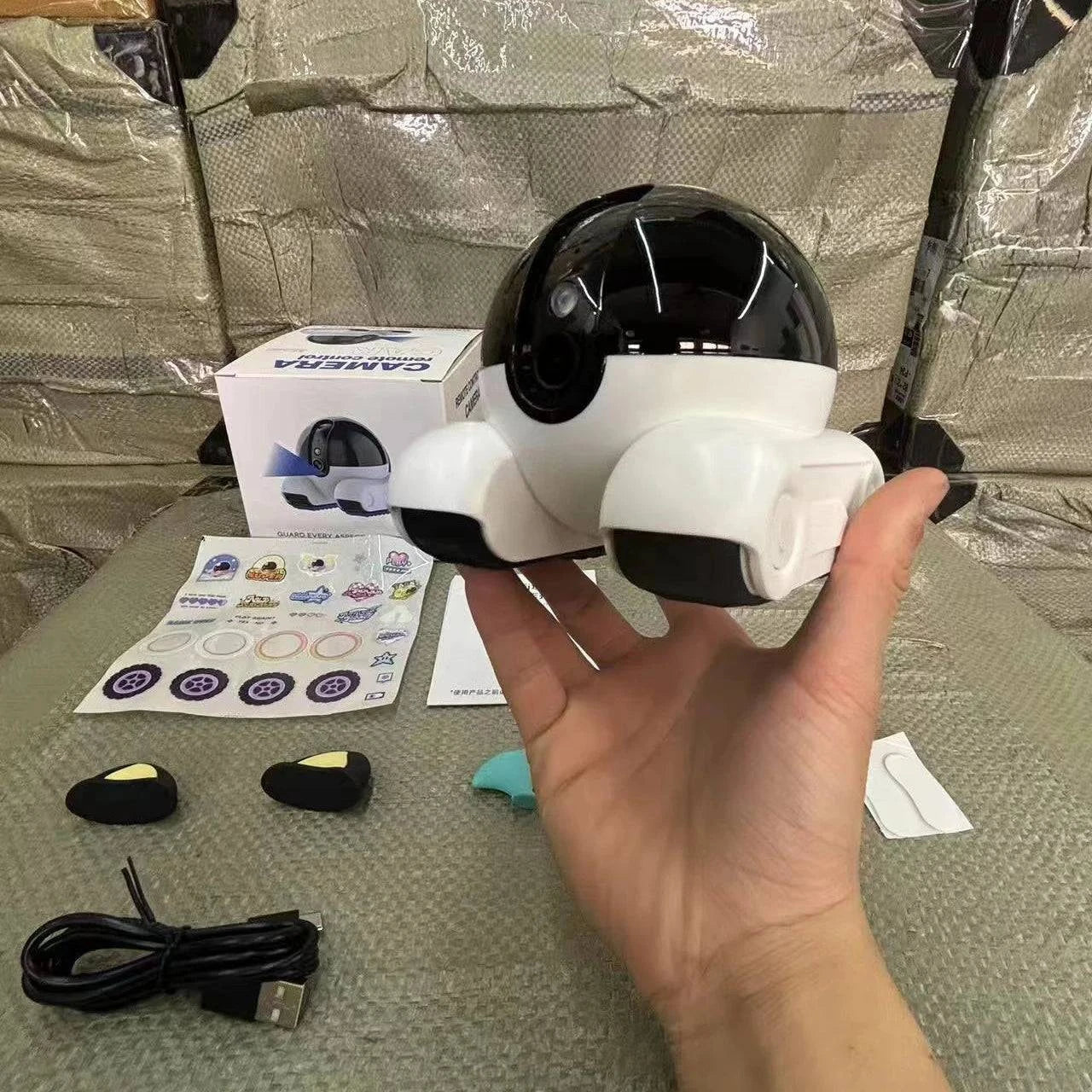 LYNHURD! 4G WiFi whole-house pet companion robot with HD camera for cats and dogs, featuring a playful design.